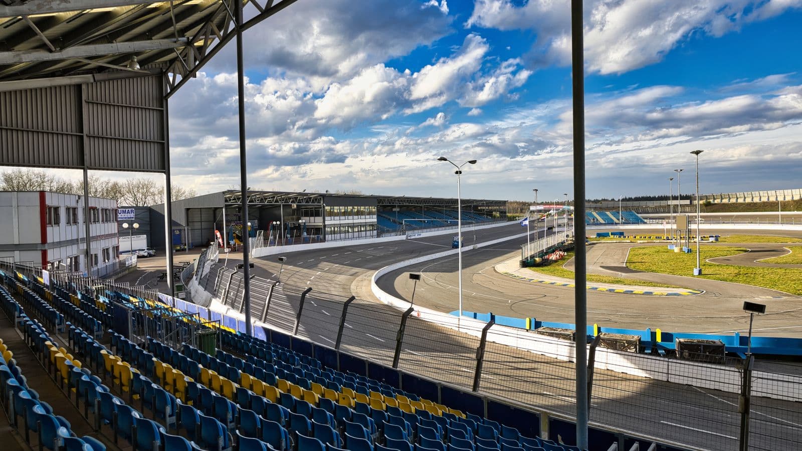 Piste de circuit automobile déserte sous un ciel dégagé