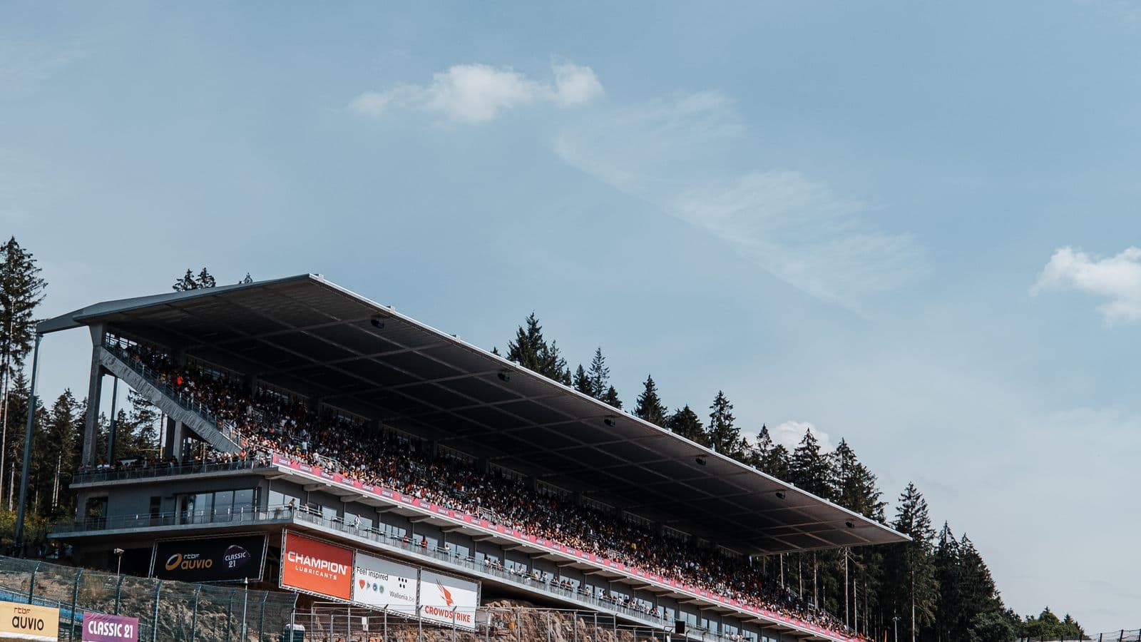 Virage d'un circuit automobile bordé d'une tribune garnie