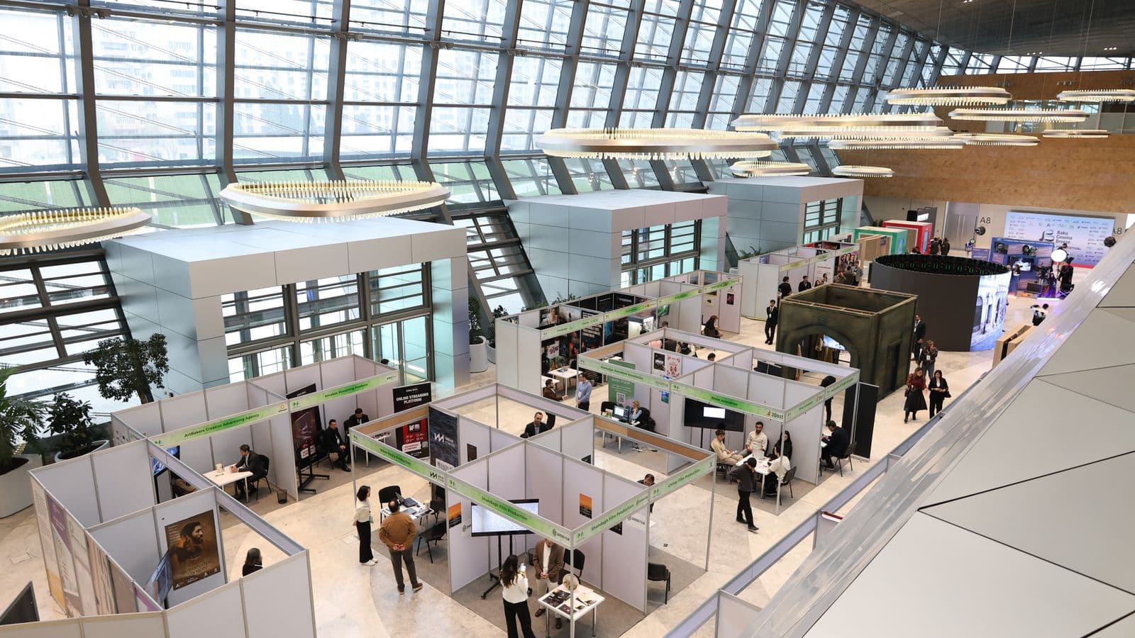 Hall d'exposition moderne parcouru par des visiteurs