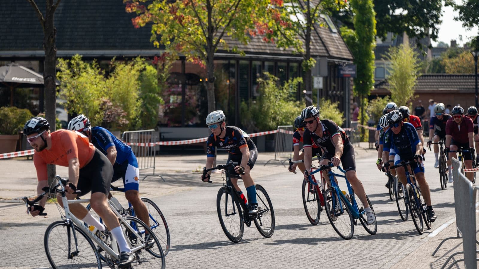 Peloton de coureurs cyclistes lors d'une course sur route