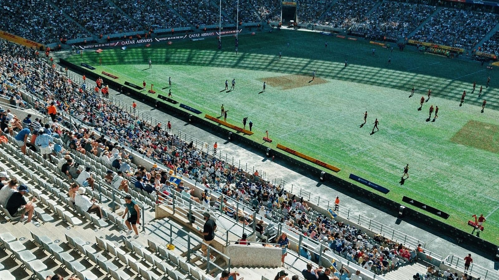 Vue aérienne d'un match de rugby dans un stade rempli