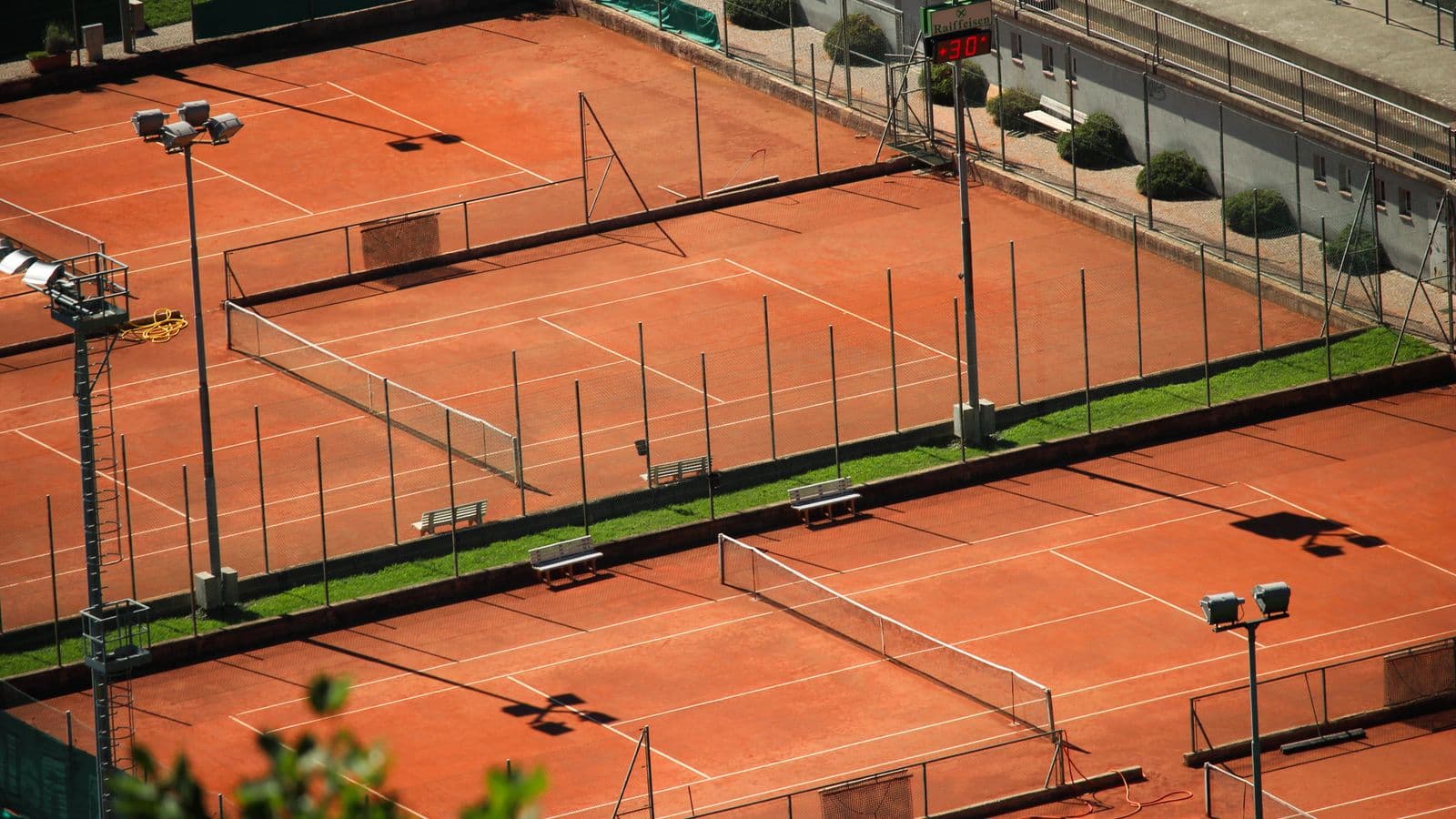 Vue aérienne de courts de tennis en terre battue déserts