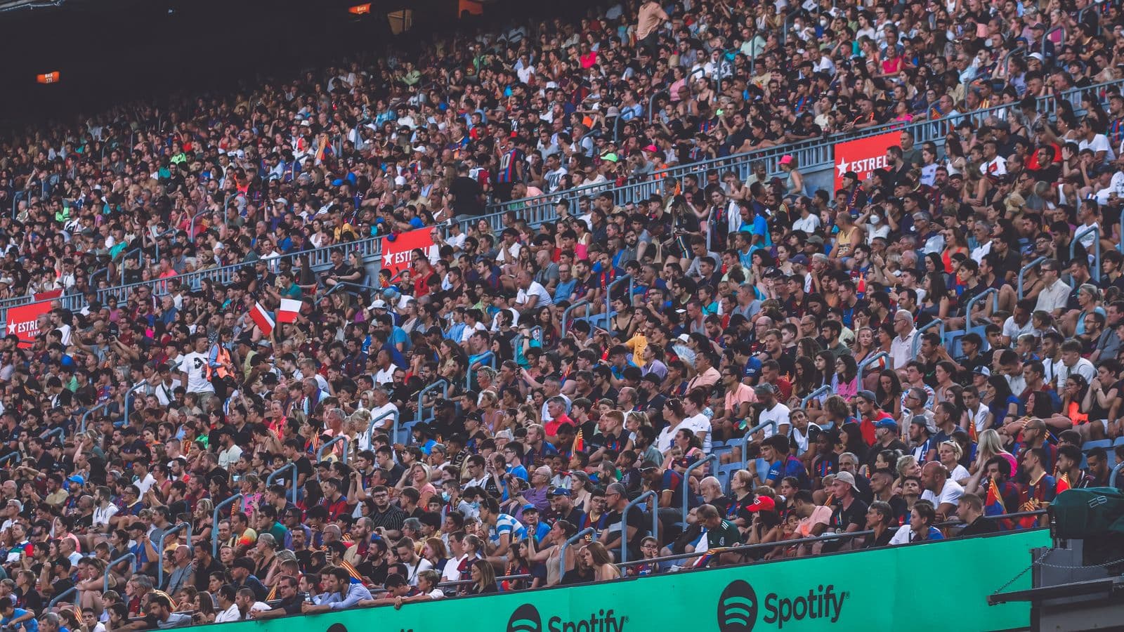 Tribunes d'un stade remplies de spectateurs